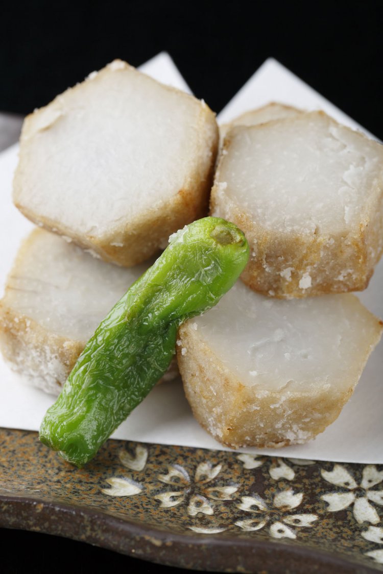 素朴な味が人気の里芋フライ440円。