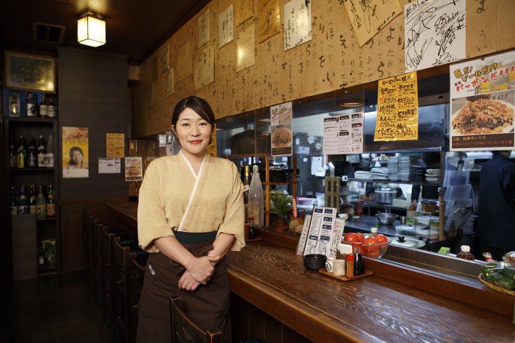 「旬の魚介料理が自慢です」と話す花島綾さん。