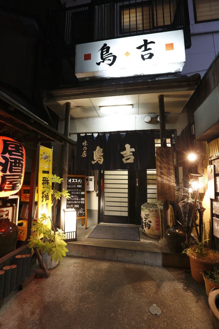 趣があり、思わず入りたくなる店構え。