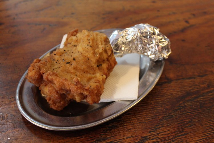 フライドチキンフルサイズ１本400円。