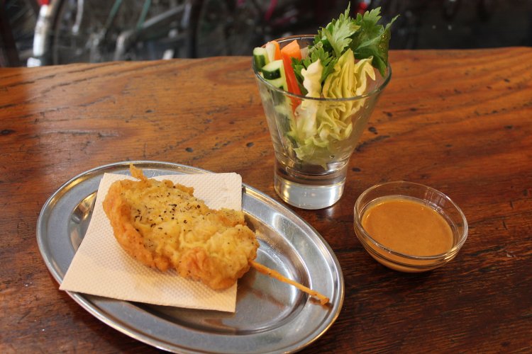 骨なしフライドチキンを串に刺したチキンチャップスは200円。野菜スティック200円。