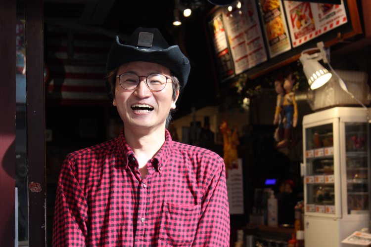 店主の坂井さん。お店に立つときはウエスタンハットをかぶる。