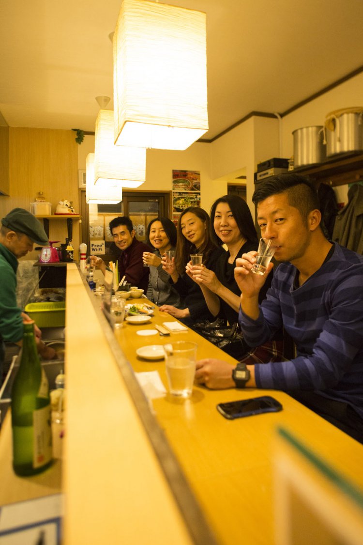 店内はカウンター席のみで、連日常連客でにぎわう。女性一人での客も多い。