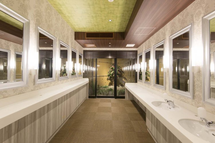 広々とした女性脱衣所は、鏡も多く設置されている。