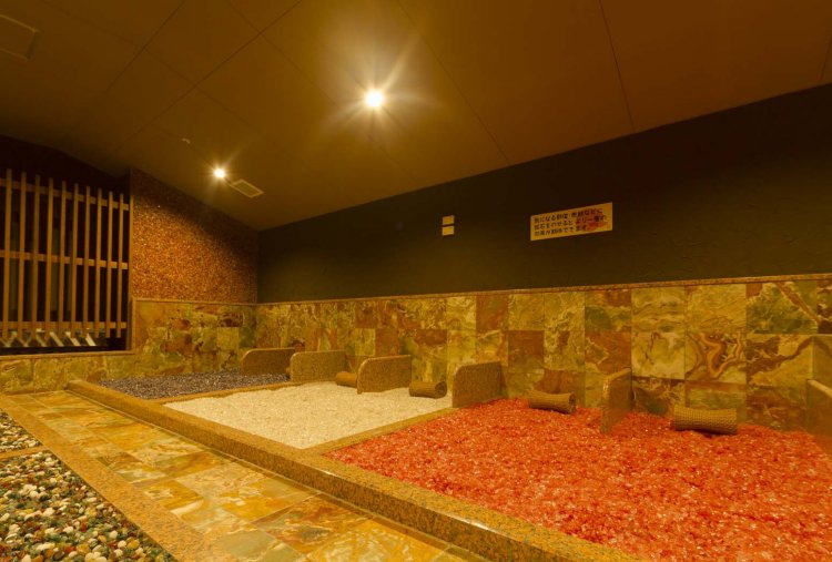 女性専用の薬宝石房。魔除けやパワーストーンとしても知られる薬宝石をはじめ、メノウや黒水晶などの玉砂利が敷き詰められている。