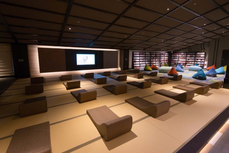 畳休憩スペースの奥には抱き心地のいいビーズクッションが置かれたエリアもある。