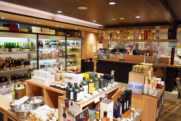 日本酒、焼酎、クラフトジンなど豊富に揃う。奥の試飲コーナーは現在休止中。