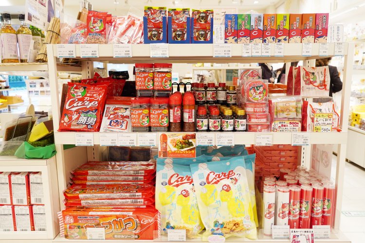 1階にも食品のカープアイテムがある。