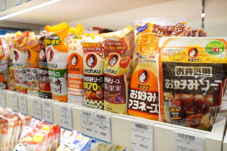 お好み焼きソースのコーナーには、オタフクがずらり。県民に愛されるコアな銘柄も並ぶ。