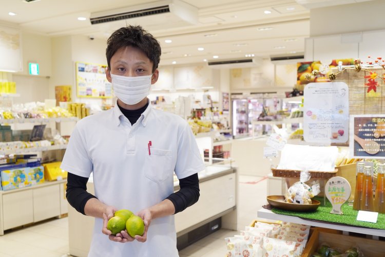 某テレビ雑誌をイメージして、レモンを持っていただいた。