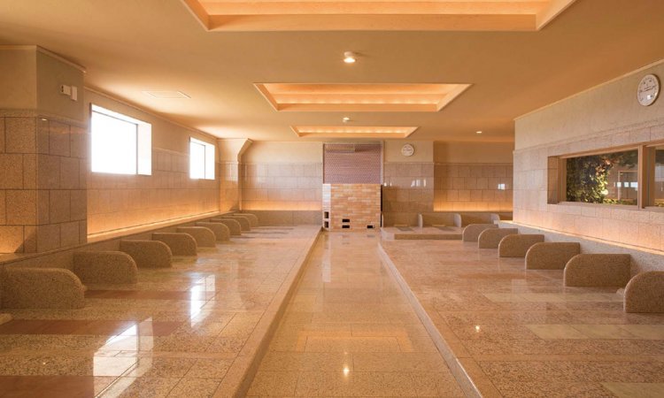 薬石が異なる5つの部屋がある岩盤浴。汗をかいた浴衣は300円で交換できる。 