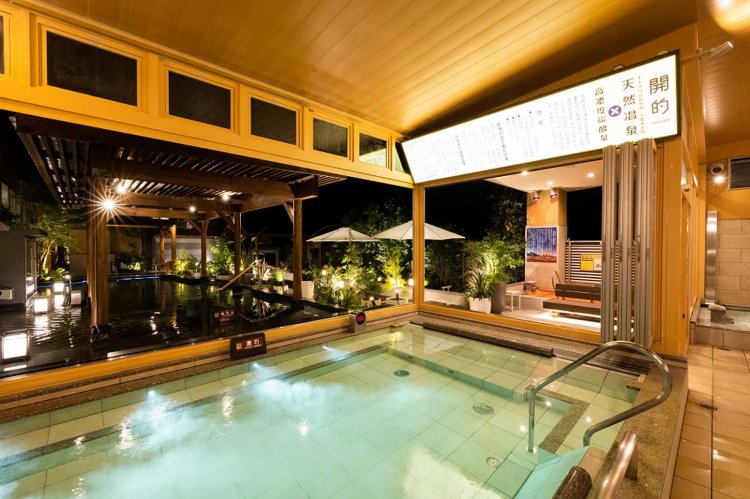 高濃度炭酸泉は、室内にあるがオープンエアなので開放感がある。 