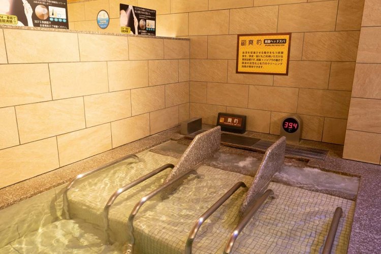 都内でも珍しい炭酸ヘッドスパは、天然温泉＋炭酸泉＋バイブラの合わせ技で頭部のヘルスケアを行う。