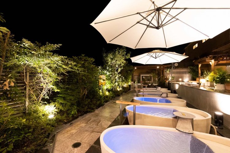 「ほっと泡の壺湯」は、炭酸ガスの小さな泡が肌にまとわりつく41度前後の炭酸泉。