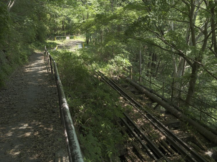 右手のむかし道を登って振り向く。すぐ目の前はプレートガーダ橋だ。橋梁上部に水道管らしきものが通っている。