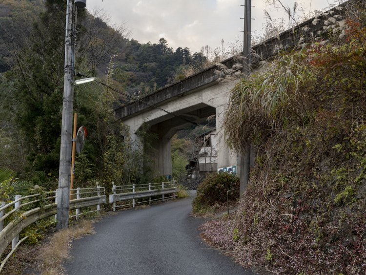 日原川橋梁のアーチ部分手前の桁。集落へ至る小道から近寄って観察できる。