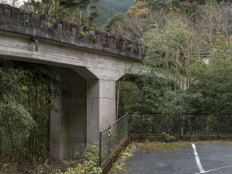 RC構造の桁(RC桁)であり見た目は損傷など見受けられない。なお橋梁の先は第二氷川トンネルだ。写真右を見ると分かるがバリケードされていて立入禁止である。