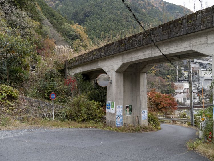 橋の上部は立入禁止のため気をつけよう。数十年前はこの辺まで奥多摩工業の貨車が留置されていた記憶がある。