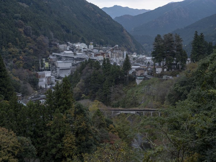 氷川工場と奥多摩の山々を入れて。アーチ部分にE233系が走る姿を妄想していた。