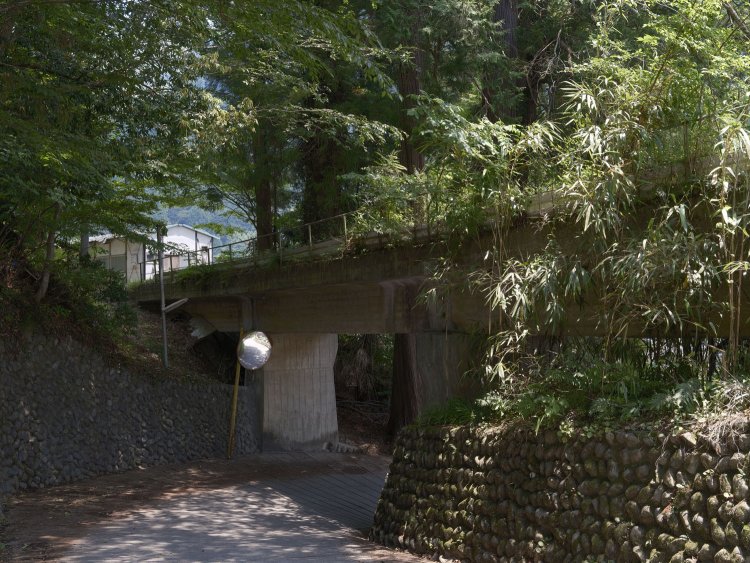 橋梁を潜って振り向いてみる。ガードレールがあって行けるかなと思ったが立入禁止であった。