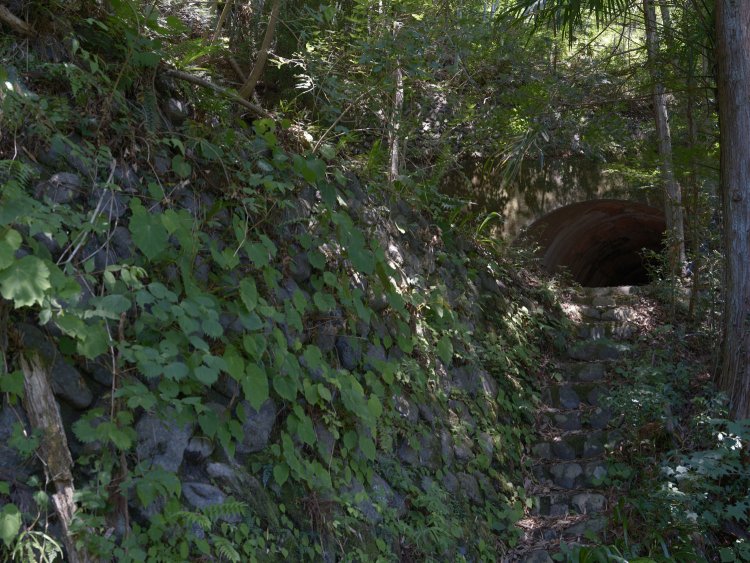 石垣が見えてくると何やらポッカリと開くものが…