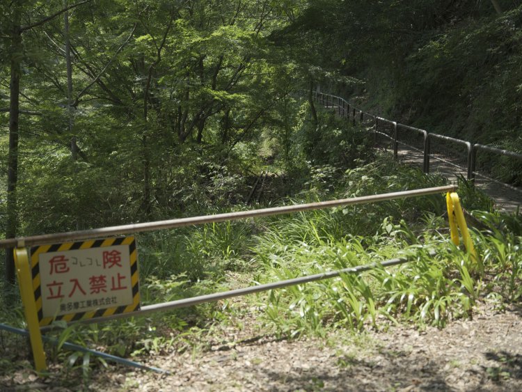 反対側は第一弁天橋橋梁。だからコレコレって何なんだろう。かつてテレビ局の企画でこの辺の線路を再整備して廃線復活みたいな番組があったそうだが、その痕跡も分からぬほど朽ちてきた。