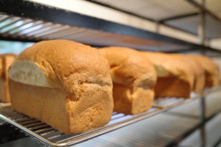 BL30はよつ葉バターと牛乳を加えた少しリッチなパン。ジャムやハチミツとも相性◎。450円。