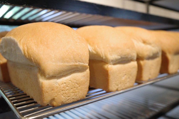 よつ葉バターと水を加えた食パン「BE20」。トーストやサンドウィッチにどうぞ。350円。