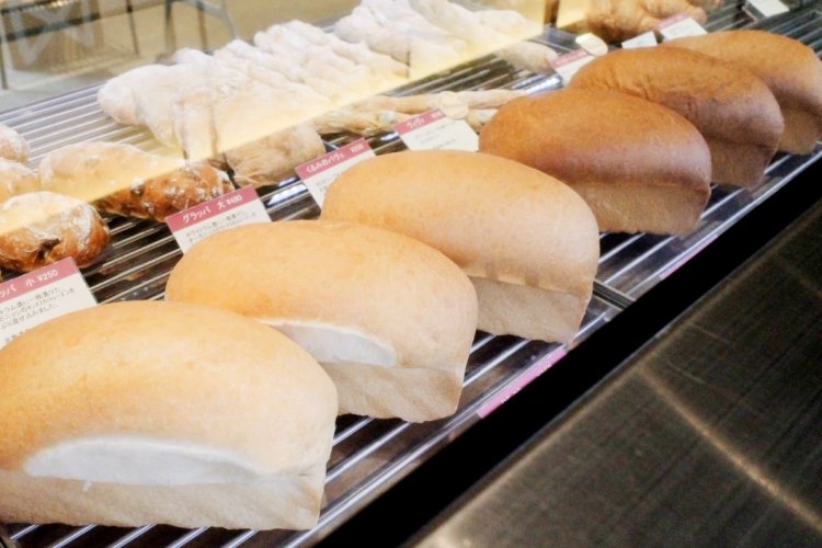 写真の左手前の食パンがBE20 350円。右奥がBL30 450円。