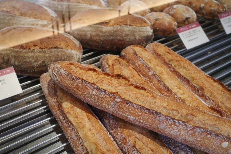 店の名を冠したバゲット・ダンディゾン280 円(写真手前)。北海道産小麦をメインに長野県産フランス産の小麦を絶妙な配合でブレンドする。表面はザクっと、中はもちっとした食べ応え。