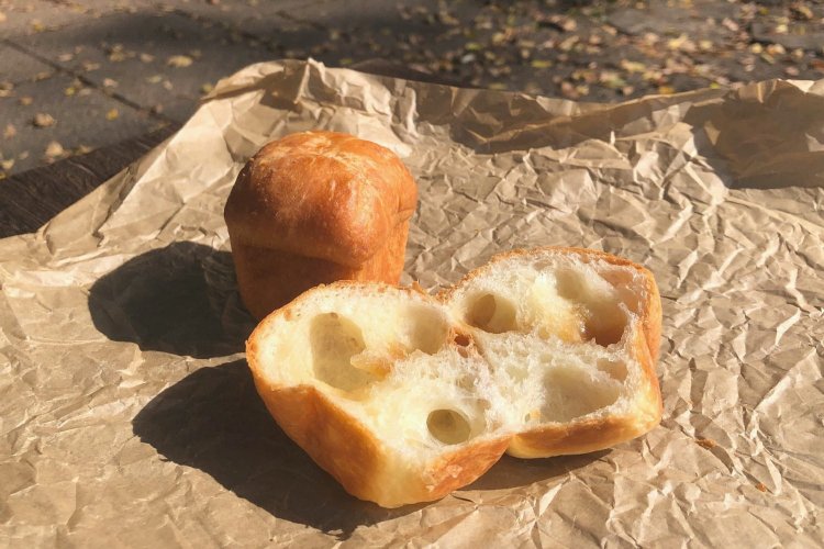 バターと牛乳の柔らかい生地に小さなきび糖の角砂糖が入っているクルスティヨン180円。砂糖が半分ほど溶けてシャリっとした食感も残る。