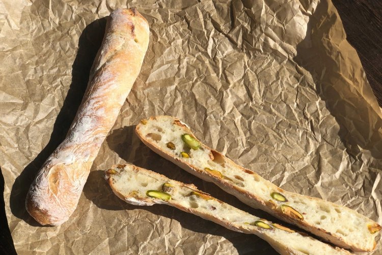 ピスターシュ240円は軽くローストしたピスタチオが入っている。ほどよい塩気がお酒にもマッチ。