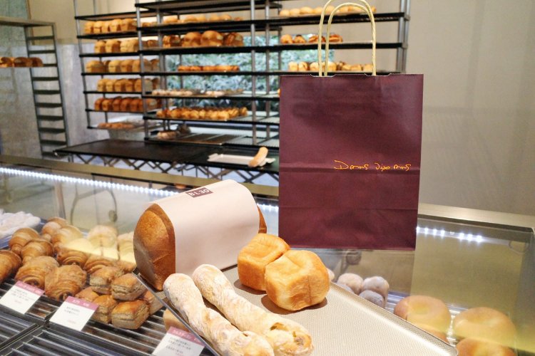 「お肉料理とワインに合うパンはどれ？」。店頭に立つスタッフと会話をしながらパンを選ぼう。