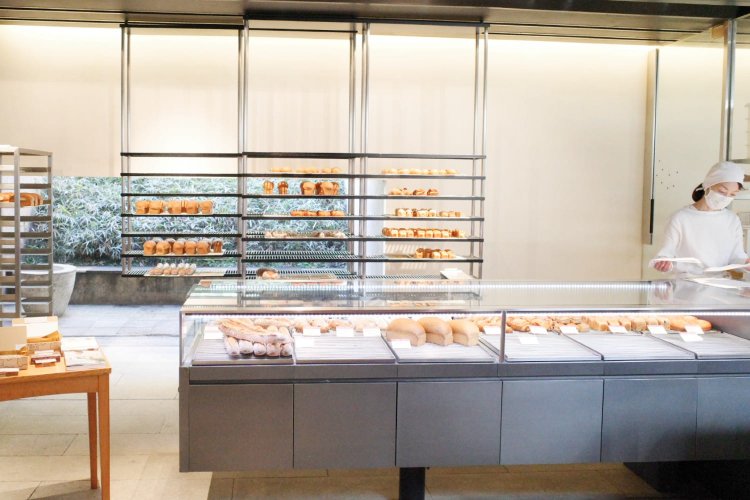 地下らしからぬ明るいお店。写真の右手に立つのは店長の森凉子さん。