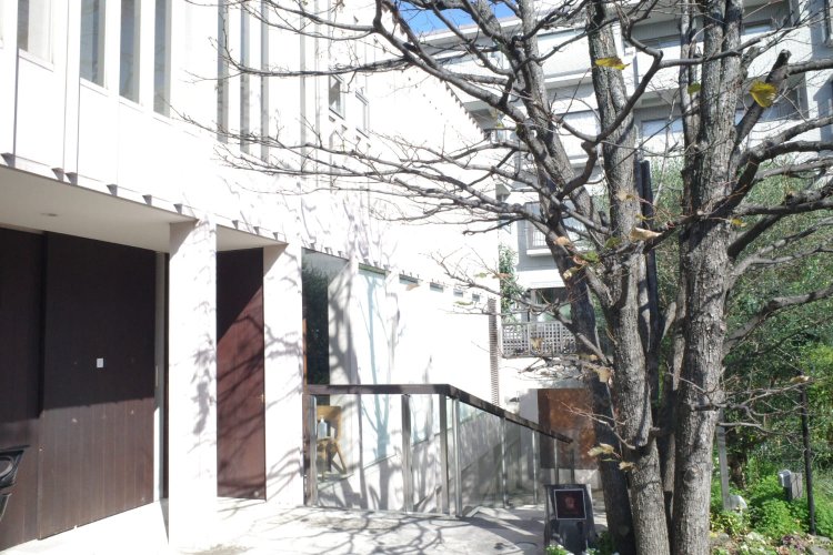 本当にここにパン屋があるのだろうか。ちょっとした美術館のようなビルの外階段を下りていく。