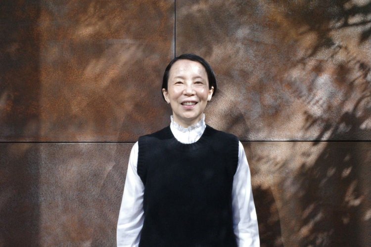 ほがらかにインタビューに応じてくれたオーナーの引田かおりさん。同じビルの2階にある『ギャラリーフェブ』のオーナーでもある。暮らしにまつわる著作も多数。吉祥寺在住。