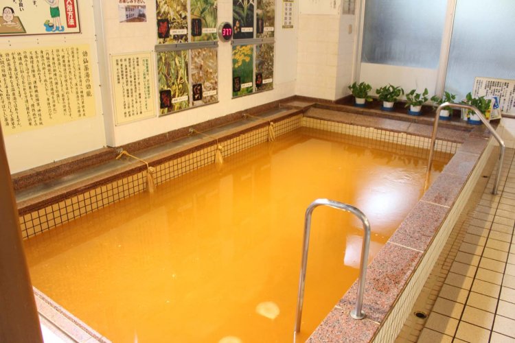 効仙薬湯には自社の専門工場で精製・調合した生薬を惜しみものなく投入している。