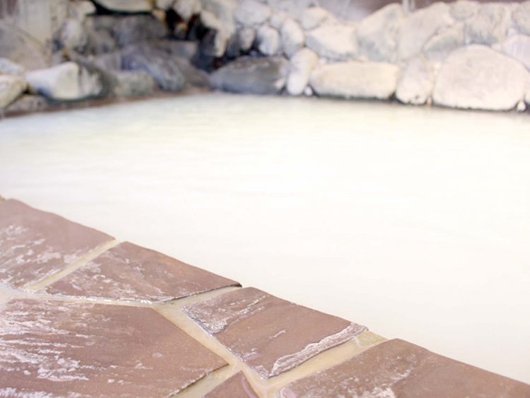 強酸性で殺菌力が高い草津温泉が注がれた露天草津温泉。