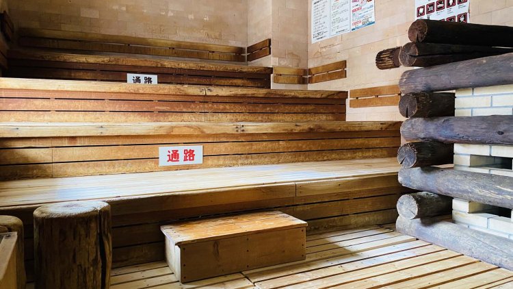 スチーム式の高温サウナでは、風速80ｍという爆風マシーンを使用したロウリュが受けられる。