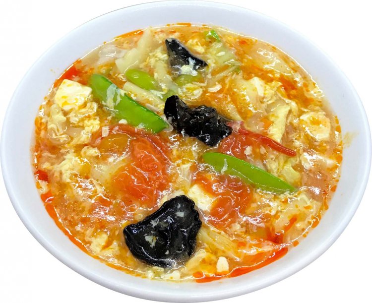 トマトの酸味がたまらない塩味ベースのトマト酸辣湯麺1070円。