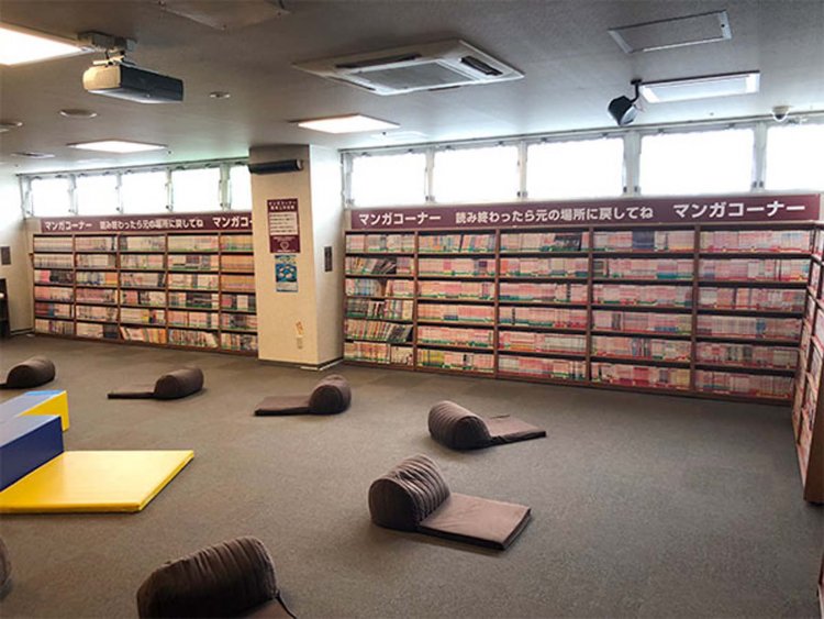 壁一面にズラリと並んだマンガの数々。選ぶにも時間がかかりそう。