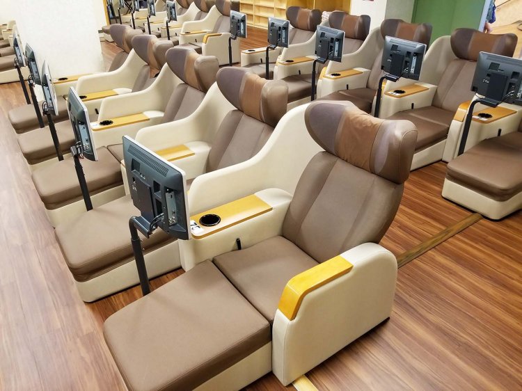 4階の休憩室にはテレビモニター付きのリクライニングシートを設置。