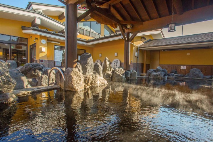 漆黒の炭酸泉で温泉が持つ力を感じることができる。