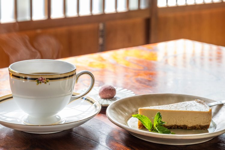 黒糖チーズケーキ（右）とコーヒーのケーキセット720円。