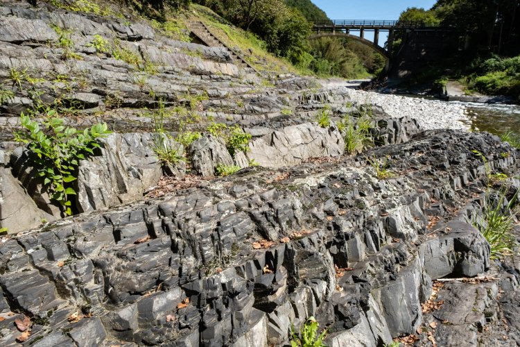 宮室の逆転層では上下逆さになった地層を目の当たりにできる。