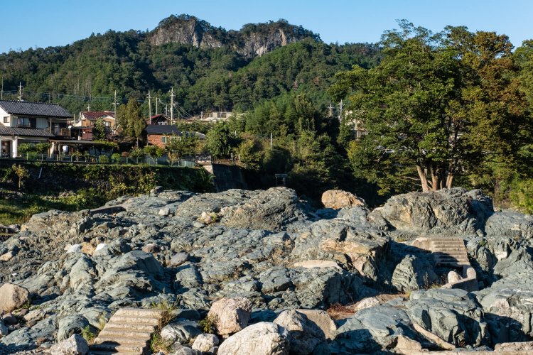 青色の石畳が目を引く青岩公園。背後は浅間（せんげん）山。