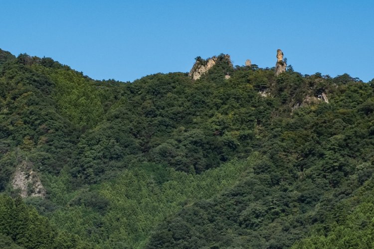 御堂山の稜線上で寄り添うように立つ「じぃとばぁ」。