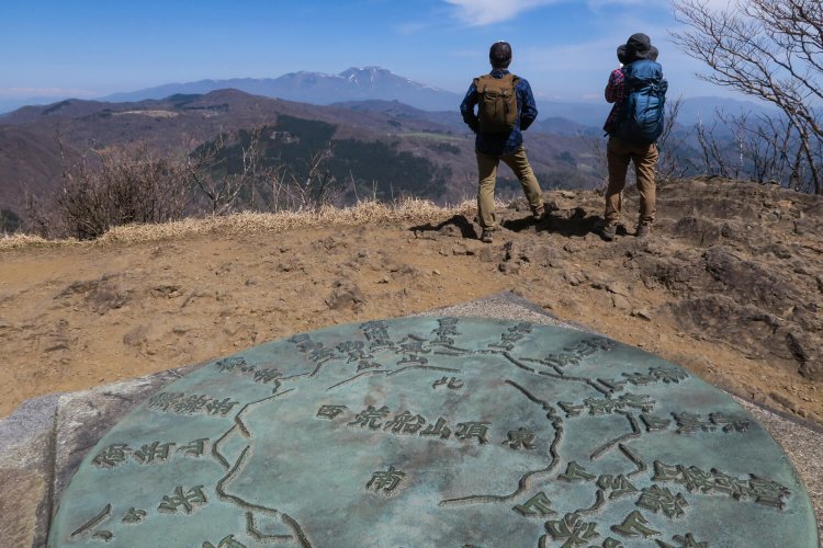 切り立った断崖上の艫岩展望台からは真正面に浅間山を見通せる。