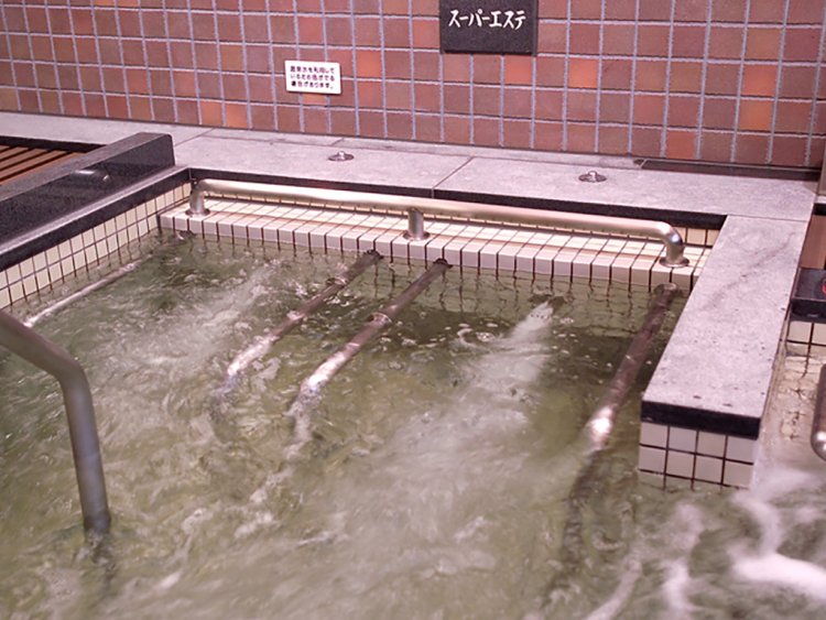 高圧水流ノズルからお湯が噴出し、エステ気分が味わえるスーパーエステ。