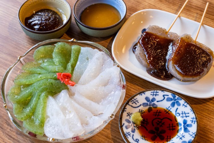 店内飲食メニューのさしみこんにゃく 400円（左）とモチモチした名物みそおでん（1本100円〜）。